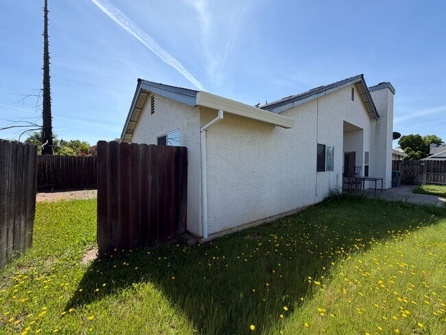 Building Photo - Corner Lot
