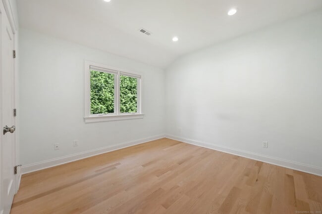 Building Photo - 50 Beach View Dr