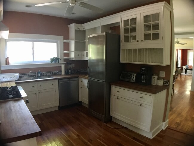 Building Photo - 299 Nelson Ave