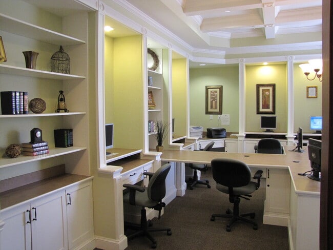 Building Photo - Gorgeous 3/2 Condo with 1 Car Garage in Ex...