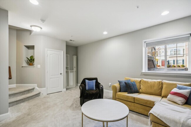 Building Photo - 605 S Cherry Grove Ave