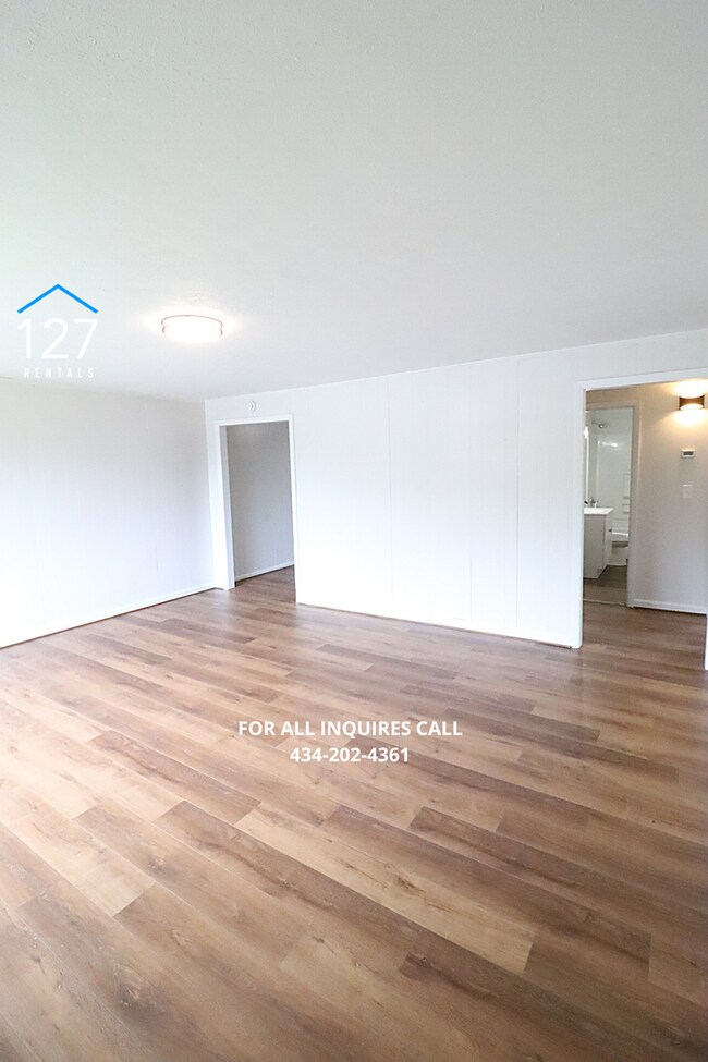Building Photo - Fully Renovated 2-Bedroom Apartment in Convenient Location!