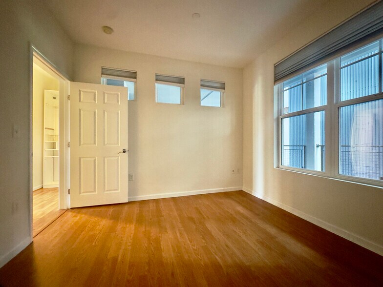 Building Photo - 1121 40th St