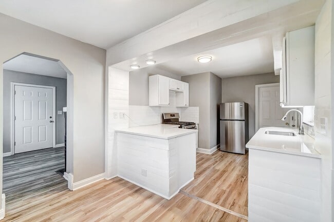 Building Photo - 2 Bedroom, 1 Bathroom with Large Backyard!