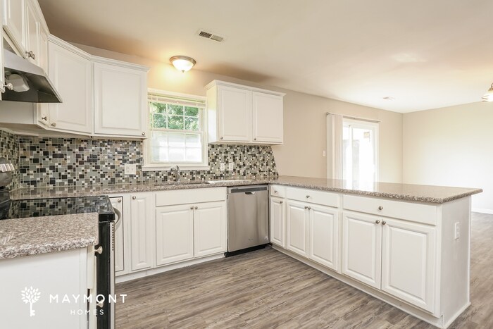 Building Photo - 5160 Largo Dr
