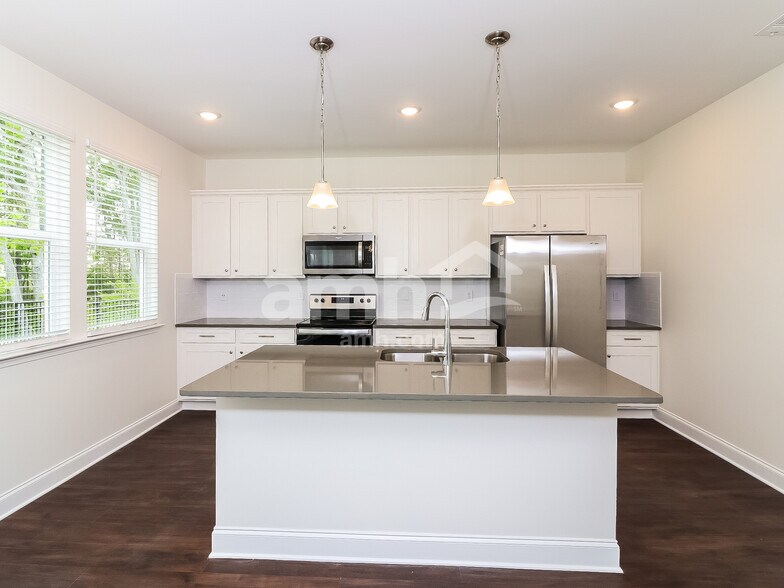 Building Photo - 4040 Chivalry Dr