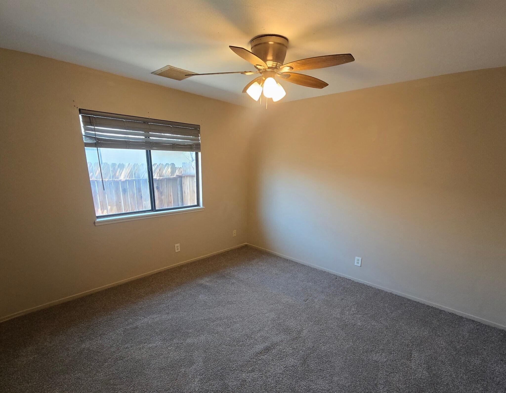 Building Photo - 616 W Graaf Ave
