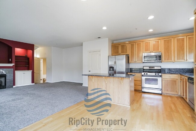 Building Photo - 1090 SW 170th Ave