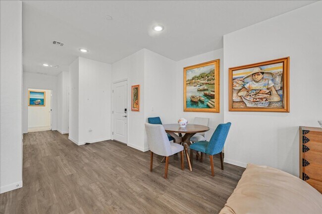 Building Photo - FULLY FURNISHED RENTAL