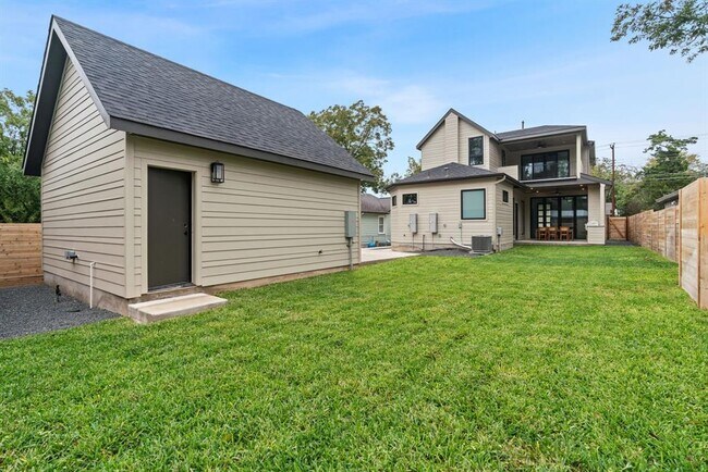 Building Photo - 603 E 47th St