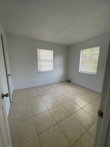 Building Photo - 1537 Barbarie Ln