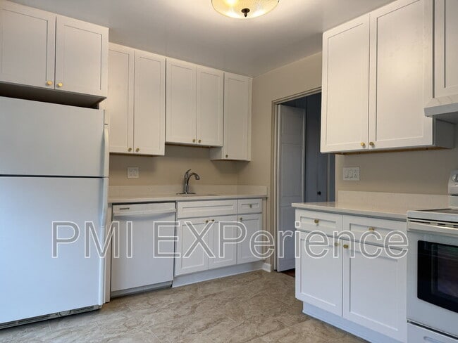 Building Photo - 6108 Lone Oak Dr