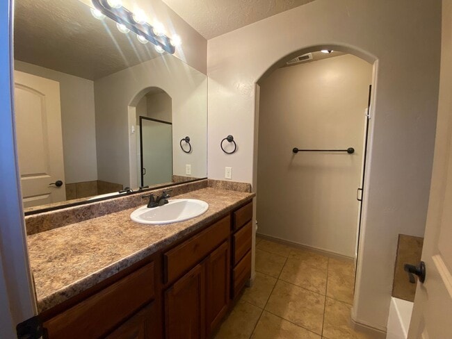 Building Photo - DARLING TOWNHOME AVAILABLE FOR RENT!