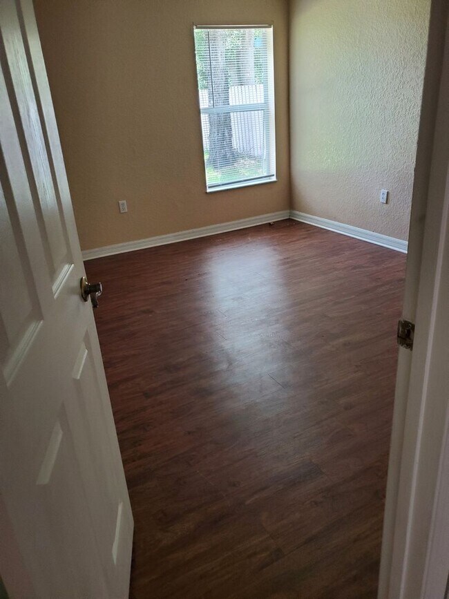Building Photo - 3 Bedroom Home Close to Everything!