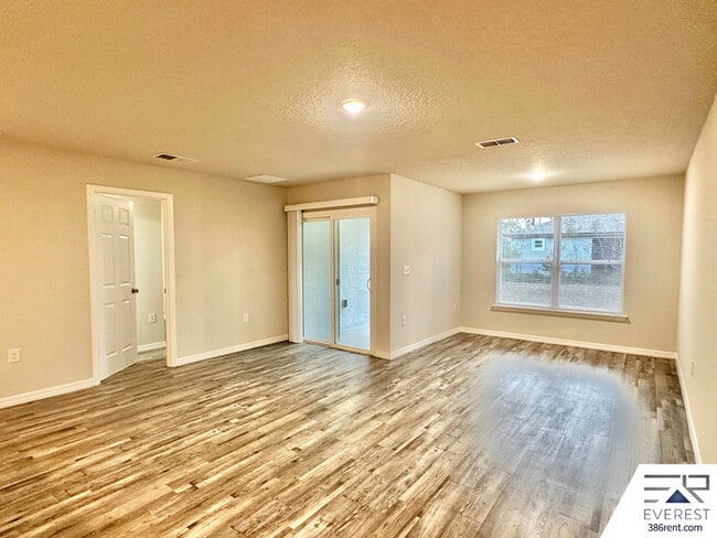 Building Photo - 10 Ryall Ln