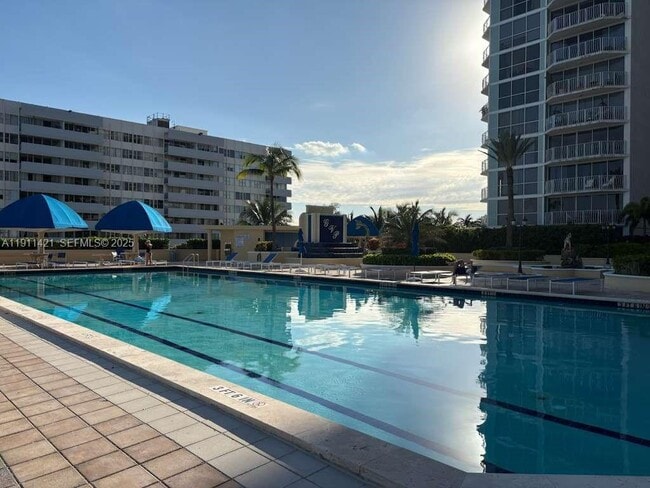 Building Photo - 7601 E Treasure Dr