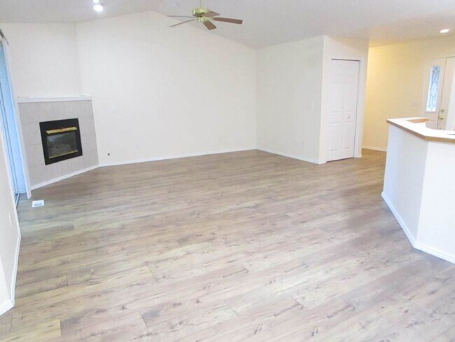 Building Photo - 3 Bedroom, 2 Bathroom Rambler located in A...