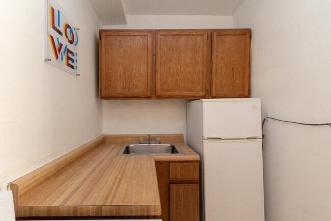 Building Photo - 714 W Belmont Ave