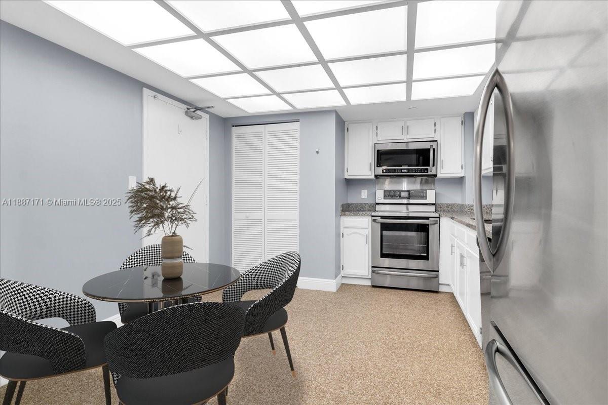 Building Photo - 3200 Port Royale Dr N