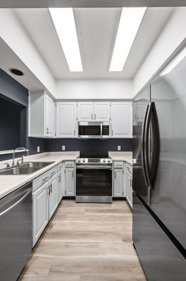 Building Photo - Awesome updated 2BR/1.5BA townhome in Bell...