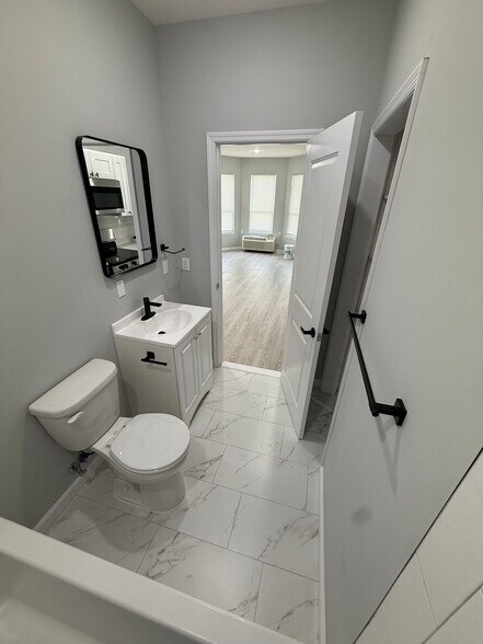 Building Photo - 456 Ellison St