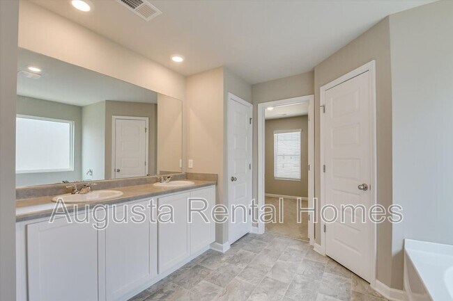 Building Photo - 560 Post Oak Ln