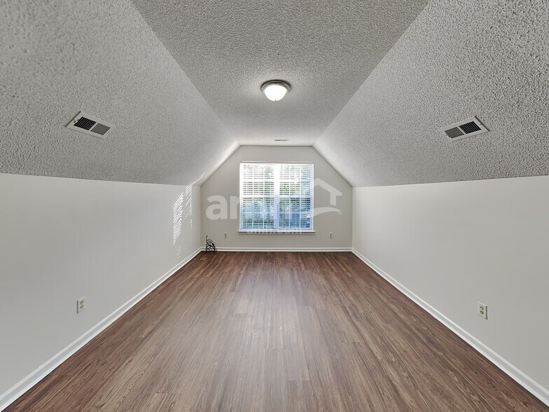 Building Photo - 949 Milkwood Ln