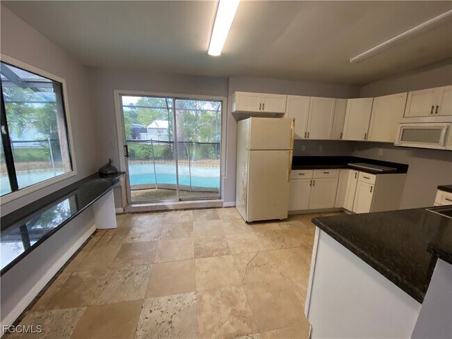 Building Photo - 930 Jasmine St