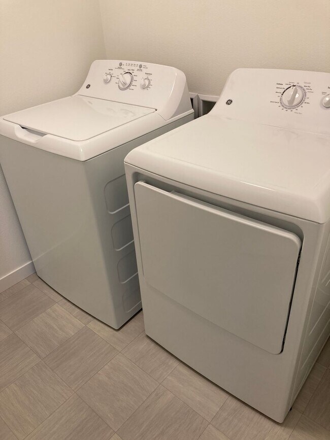 Building Photo - 3 Bed 3 Bath Twin Home