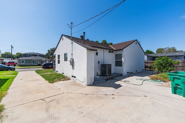 Building Photo - 345 E Janice St