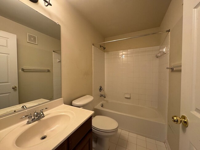 Building Photo - Fantastic 2 Bed 2.5 Bath Interior Townhome...