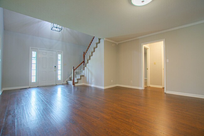 Building Photo - Pet Friendly Three Bedroom!