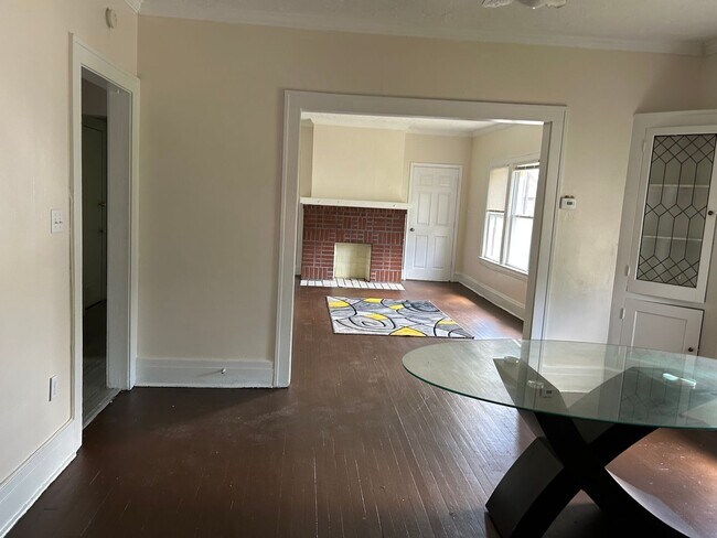 Building Photo - Spacious 3-Bedroom, 2-Bath First Floor  Ap...