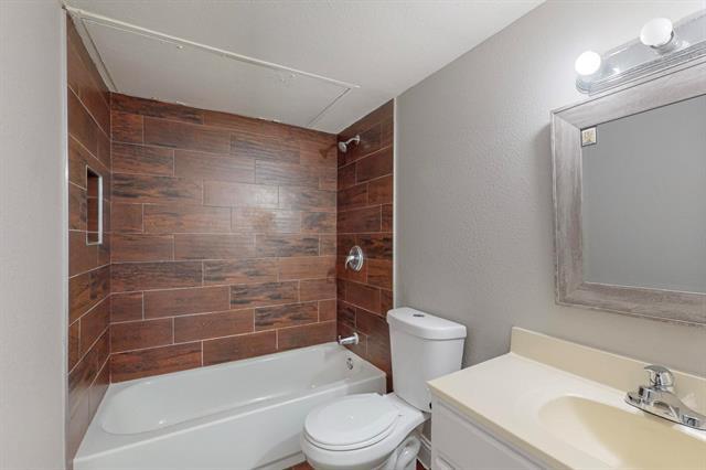 Building Photo - 3842 Commonwealth Dr