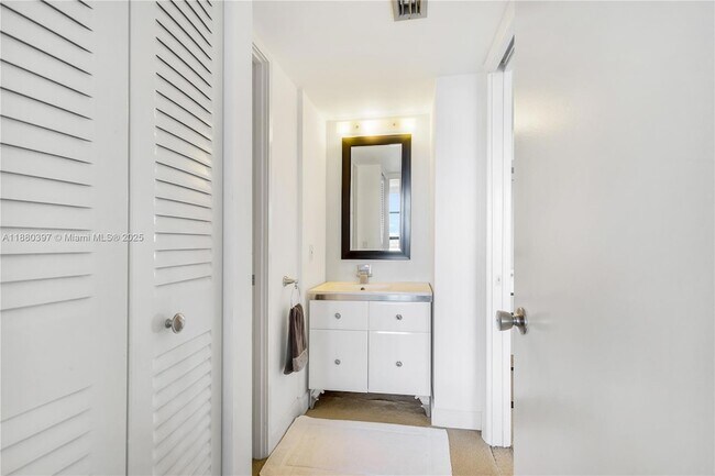 Building Photo - 3701 N Country Club Dr
