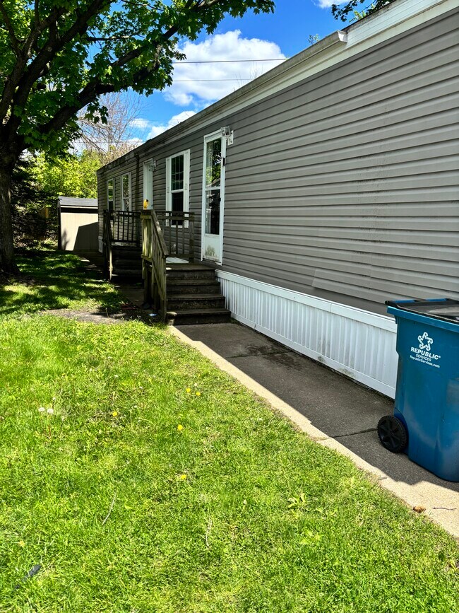 Building Photo - 1805 Meadow View Dr