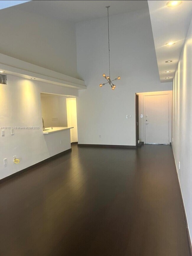 Building Photo - 9435 Fontainebleau Blvd