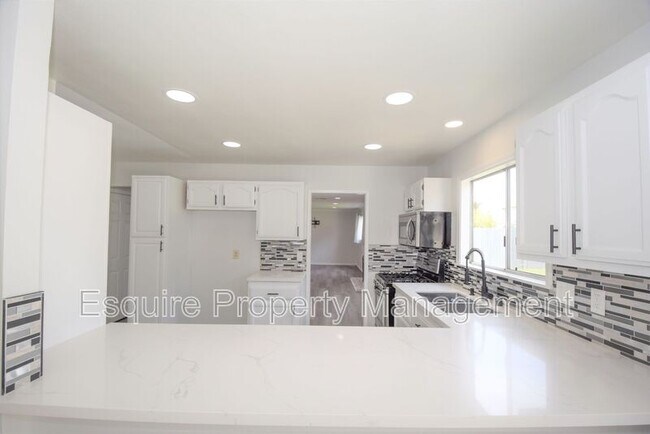 Building Photo - 2675 Munson St