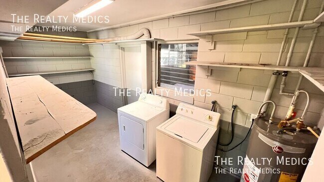 Building Photo - 929 Dupont Ave