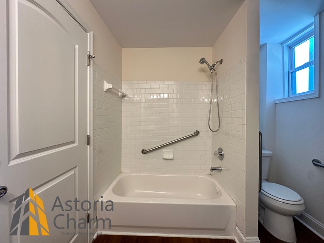 Building Photo - Live in Comfort: Spacious 3 Bedroom 2 Bath...