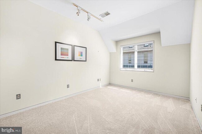 Building Photo - 4838 Drummond Ave