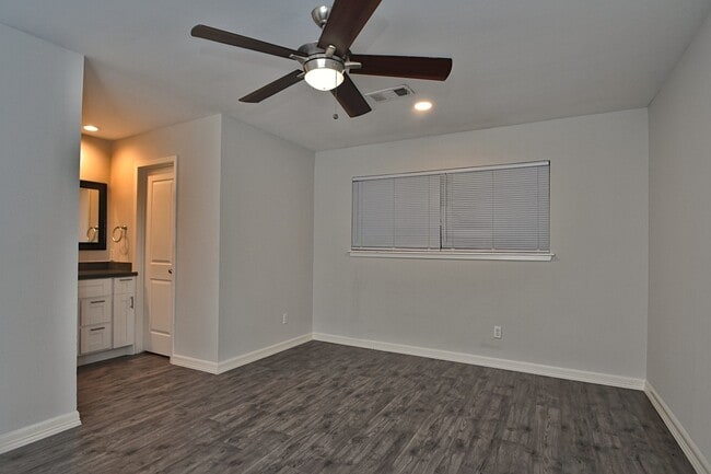 Building Photo - 9243 Friendship Rd