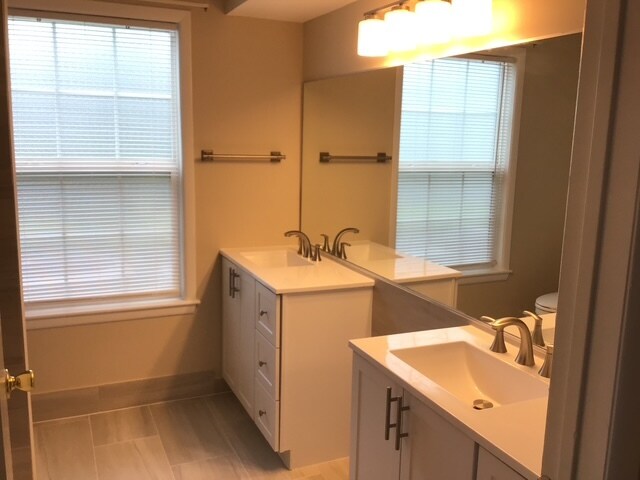 Building Photo - 304 Trinity Ct