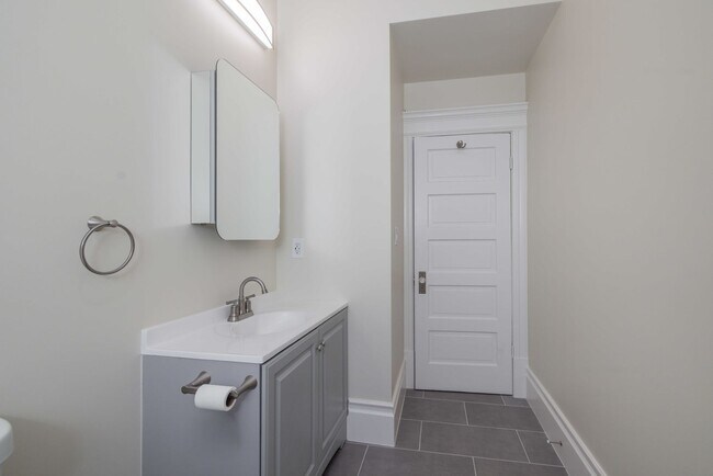 Building Photo - Fully Remodeled, Top Floor 3/2 Full Floor Flat W/ Bonus Room! In-Unit W/D!