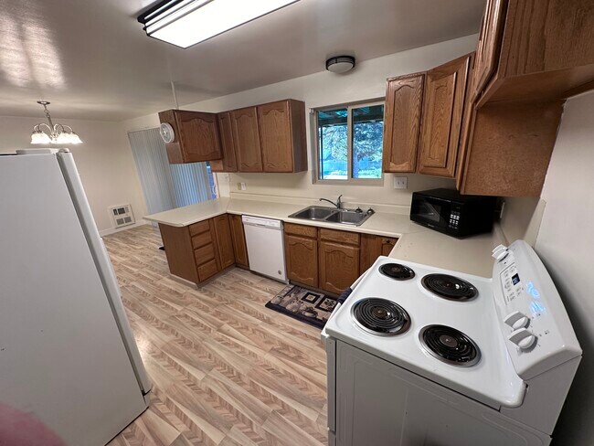 Building Photo - 94 Yale St