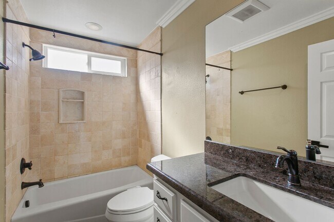 Building Photo - Remodeled Huntington Home!
