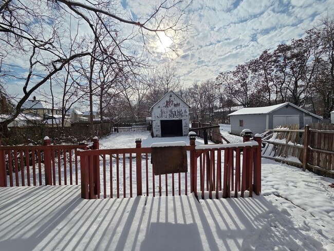 Building Photo - 2 bedroom 1 bath single family home