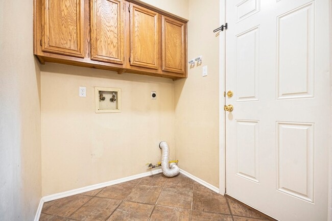 Building Photo - 302 Lochnell Dr
