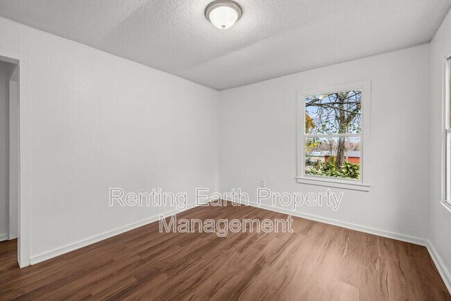 Building Photo - 2113 Rambow Ave SW