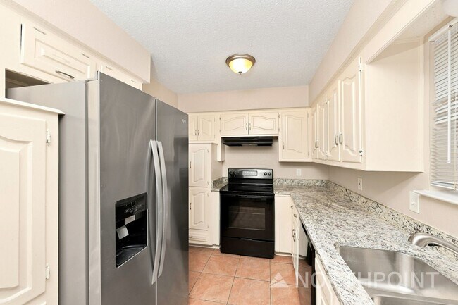 Building Photo - 3-Bedroom, 2 Bath Single Family for Rent in Dallas, TX | Front yard & Modern Kitchen